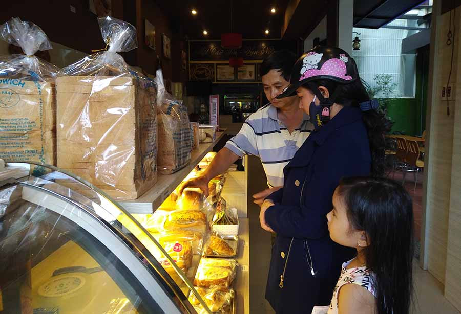 Khách hàng mua bánh tại Tín Phát Bakery. Ảnh: S.C