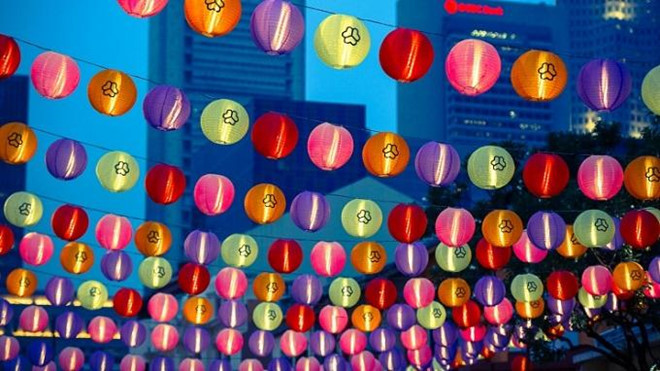 Trung thu còn là dịp để con phố China Town chìm trong ánh sáng của lồng đèn về đêm. Trung thu còn là dịp để con phố China Town chìm trong ánh sáng của lồng đèn về đêm.