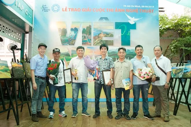 Các tác giả đoạt giải tại cuộc thi.