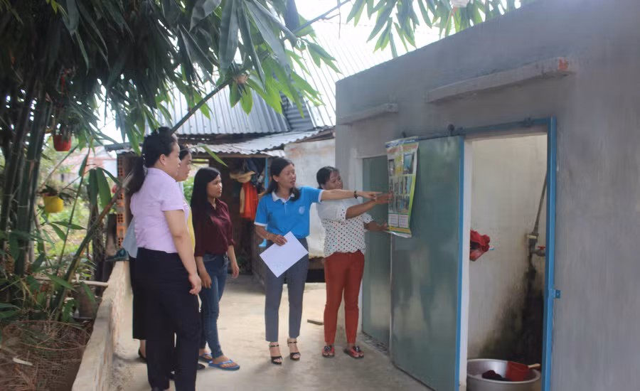 Hội LHPN huyện Đak Pơ và Ngân hàng CSXH huyện Đak Pơ đang kiểm tra hiệu quả công trình sử dụng nguồn vốn vay nước sạch và vệ sinh môi trường tại Chi hội phụ nữ làng Kuk Kôn, xã An Thành. Ảnh: Sơn Ca