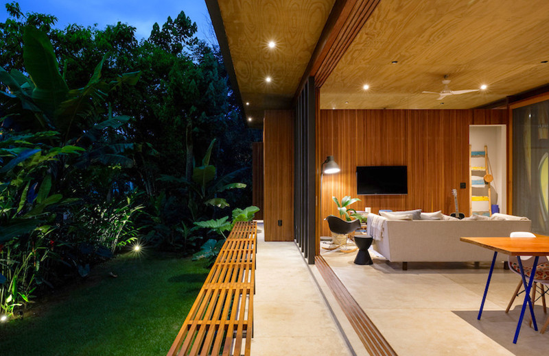 Ánh đèn khiến ngôi nhà gỗ trở nên lung linh khi vào đêm. Ánh đèn khiến ngôi nhà gỗ trở nên lung linh khi vào đêm.