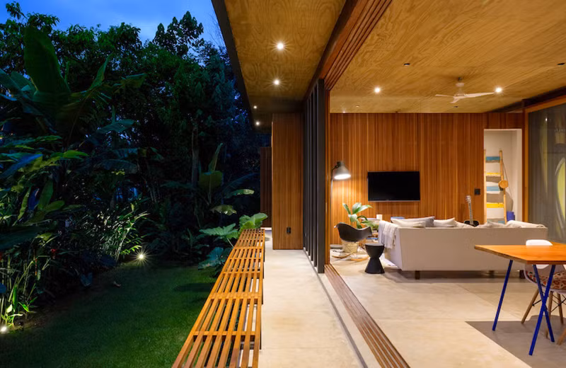  Ánh đèn khiến ngôi nhà gỗ trở nên lung linh khi vào đêm.