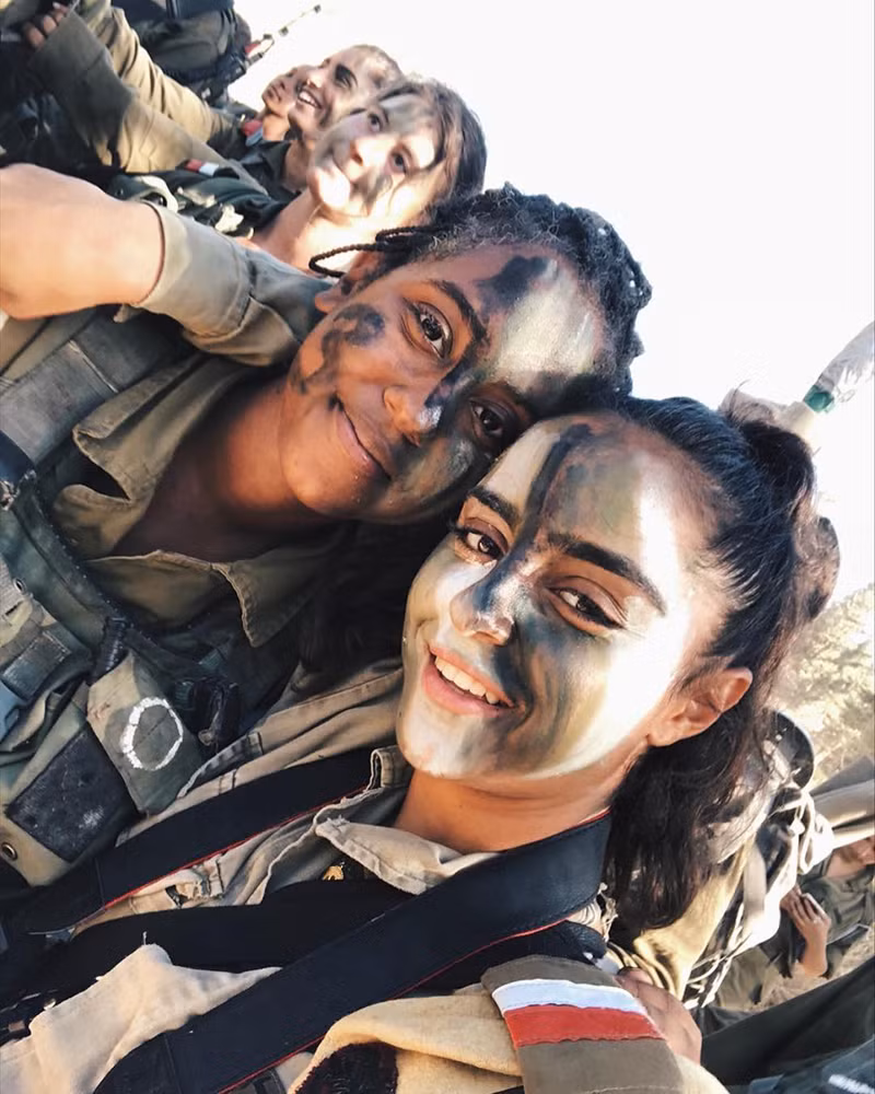 Hai nữ quân nhân Israel thân thiết chụp selfie khi đang còn lớp sơn ngụy trang quân sự trên mặt.