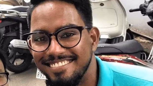  Lần cuối có người thấy Mushfig Daniels là ngày 5/7 ở TP.HCM. Gia đình Mushfig Daniels đã tới Việt Nam để tìm kiếm. Ảnh: News24 (trái) và IOL (phải).