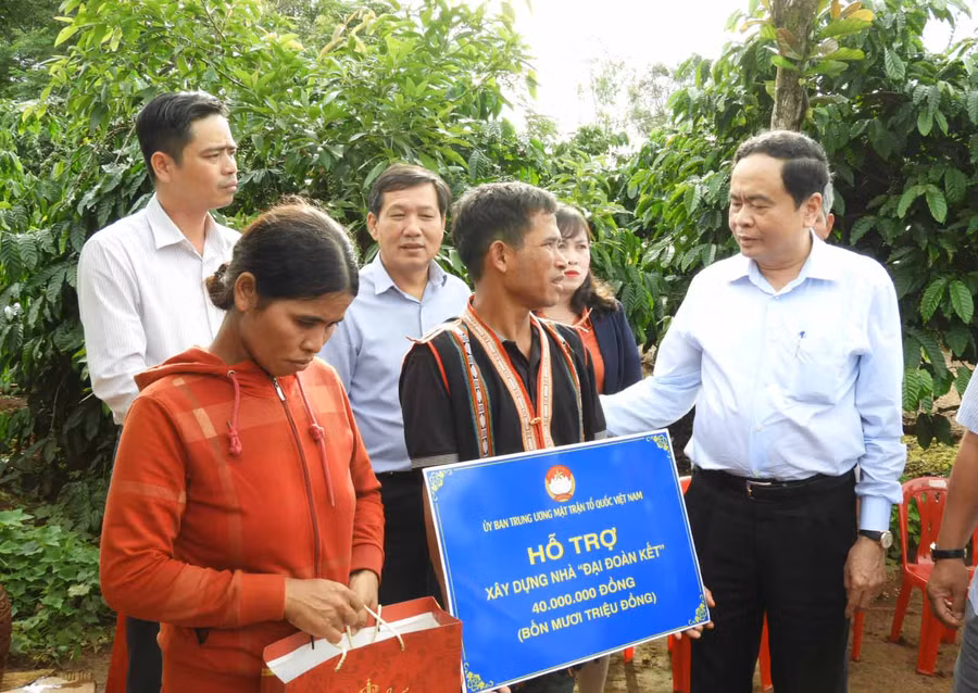 Chủ tịch Ủy ban Trung ương MTTQ Việt Nam trao tượng trưng tiền hỗ trợ làm nhà cho gia đình ông Byônh ở thôn Dơk Rơng, xã Glar. Ảnh: Thanh Nhật 