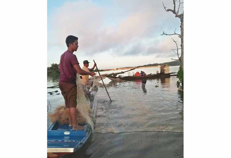  Người dân đánh bắt cá ở hồ thủy lợi Ia Mơr. Ảnh: A.H
