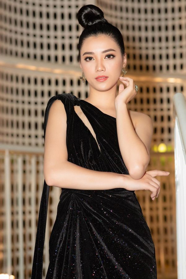  Hoài Thương khoe dáng với chiếc váy cut out màu đen quyến rũ