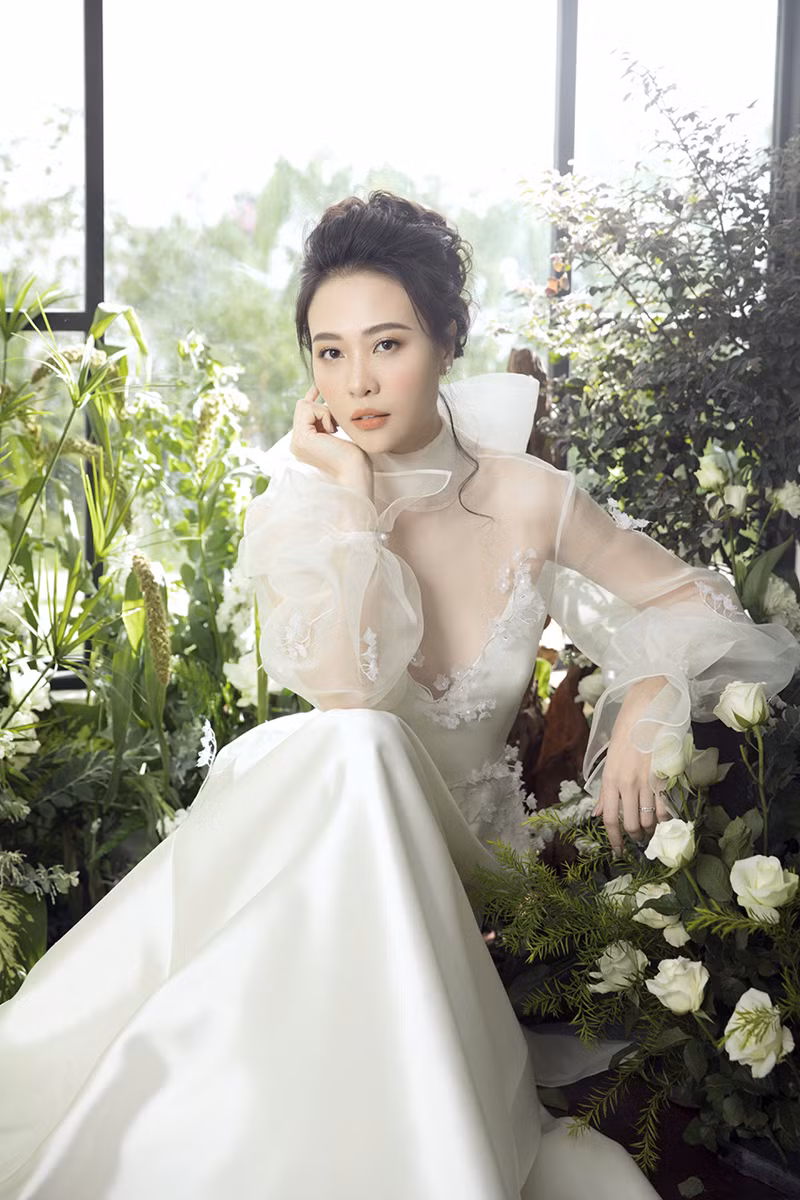 Trong bộ ảnh, Đàm Thu Trang nổi bật như một nàng công chúa với thiết kế váy cưới trong mơ của mình