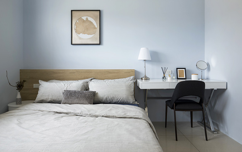 Ánh sáng từ cửa sổ kết hợp với bức tường màu xanh nhạt mang đến một căn phòng ngủ đẹp, thoáng đãng.  Ánh sáng từ cửa sổ kết hợp với bức tường màu xanh nhạt mang đến một căn phòng ngủ đẹp, thoáng đãng.