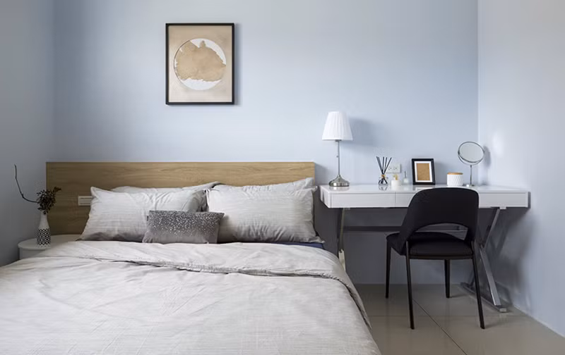  Ánh sáng từ cửa sổ kết hợp với bức tường màu xanh nhạt mang đến một căn phòng ngủ đẹp, thoáng đãng.