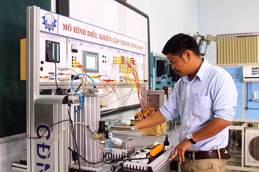  Anh Nguyễn Văn Toàn đang tiếp tục hoàn thiện mô hình để tham dự hội thi thiết bị đào tạo tự làm cấp quốc gia. Ảnh: B.L