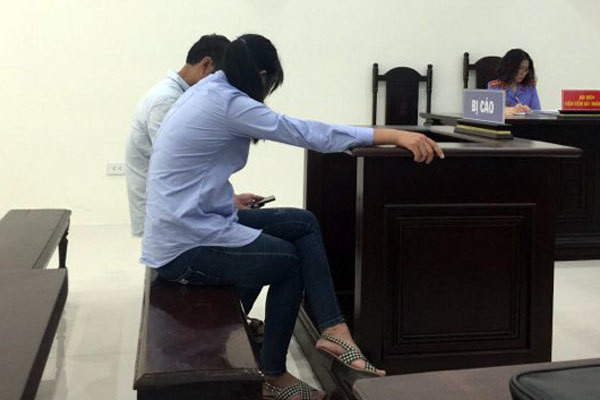  Vợ chồng bị cáo tại tòa