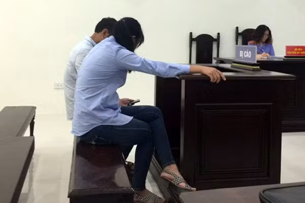  Vợ chồng bị cáo tại tòa