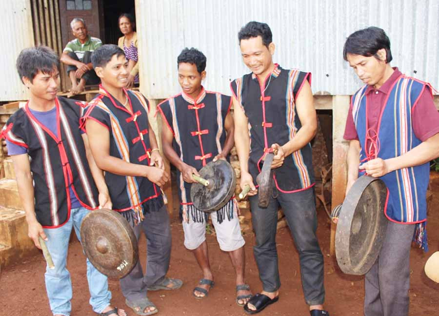 Đội cồng chiêng thanh niên làng Bồ là cơ sở để tiêu chí có đội, nhóm thanh niên gìn giữ và phát huy bản sắc văn hóa dân tộc được đảm bảo. Ảnh: Thủy Bình