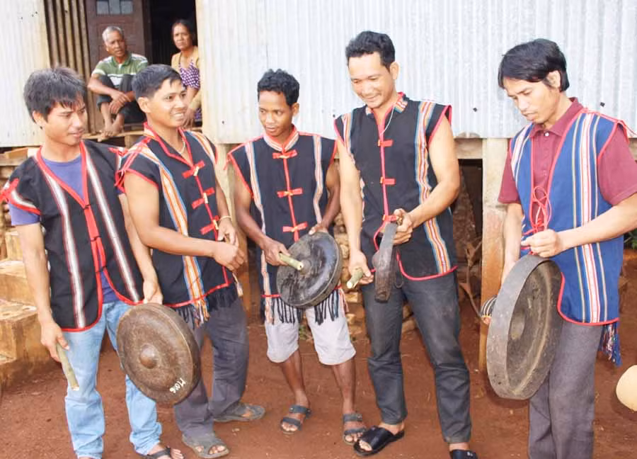 Đội cồng chiêng thanh niên làng Bồ là cơ sở để tiêu chí có đội, nhóm thanh niên gìn giữ và phát huy bản sắc văn hóa dân tộc được đảm bảo. Ảnh: Thủy Bình