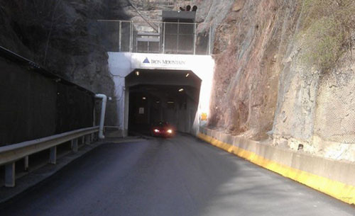 Bên ngoài nhà kho tổng của hãng Iron Moutain Inc. Bên ngoài nhà kho tổng của hãng Iron Moutain Inc.