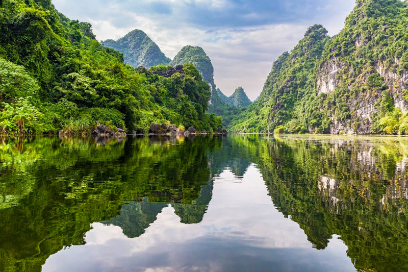 Quần thể danh thắng Tràng An. Không còn những ngày nắng nóng, trời vào thu mát mẻ thi thoảng điểm xuyết những con mưa là thời gian tuyệt đẹp cho việc thăm thú quần thể Tràng An bằng thuyền.  Quần thể danh thắng Tràng An. Không còn những ngày nắng nóng, trời vào thu mát mẻ thi thoảng điểm xuyết những con mưa là thời gian tuyệt đẹp cho việc thăm thú quần thể Tràng An bằng thuyền.