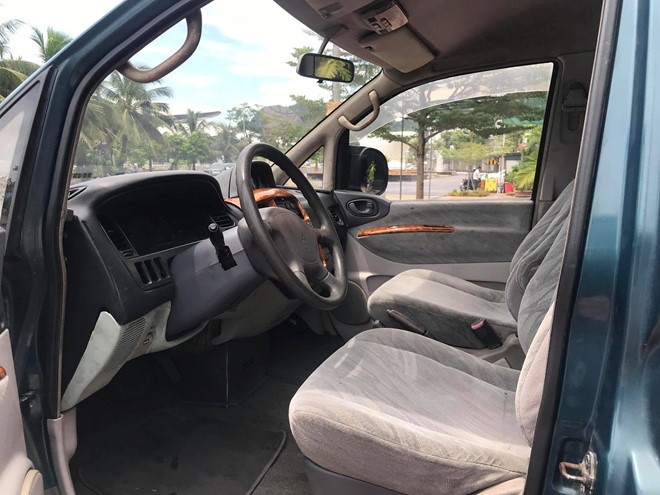 Nội thất xe còn nguyên bản với các ghế ngồi bọc nỉ Nội thất xe còn nguyên bản với các ghế ngồi bọc nỉ