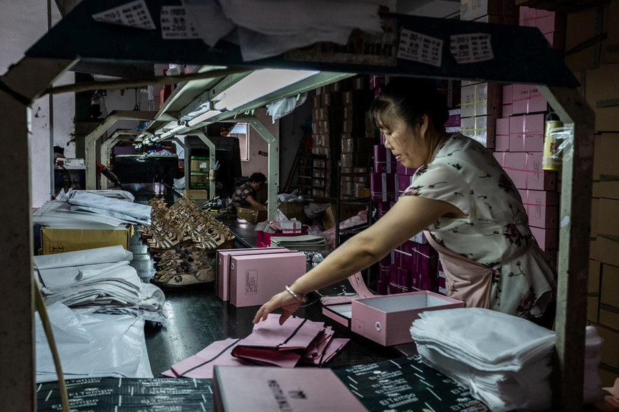  Tổng thống Trump tuyên bố nâng thuế lên 30% với 250 tỷ USD hàng Trung Quốc từ mức 25% hiện tại. Mức thuế mới có hiệu lực từ 1/10. Ảnh: New York Times. 