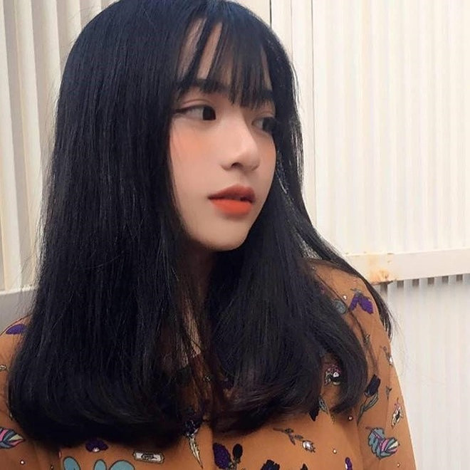 Nguyễn Thị Phương Thanh (sinh năm 2001) được xem là người sẽ "kế nhiệm" Khánh Vy "7 thứ tiếng" trong tương lai. Năm 2017, hot girl 10X được chú ý bởi giọng hát ngọt ngào khi cover nhiều bài hát. Ngoại hình xinh xắn cũng là điểm cộng giúp nữ sinh Nghệ An "hút" nhiều người theo dõi. Nguyễn Thị Phương Thanh (sinh năm 2001) được xem là người sẽ