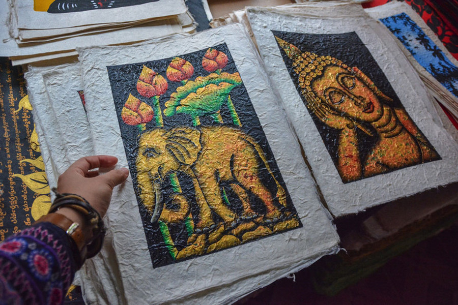 Từ giấy saa làm hoàn toàn bằng tay, người thợ khéo léo tạo nên những tác phẩm nghệ thuật đầy tính thẩm mỹ