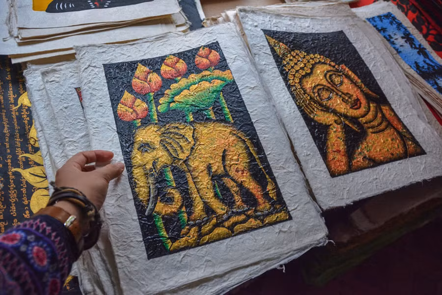 Từ giấy saa làm hoàn toàn bằng tay, người thợ khéo léo tạo nên những tác phẩm nghệ thuật đầy tính thẩm mỹ