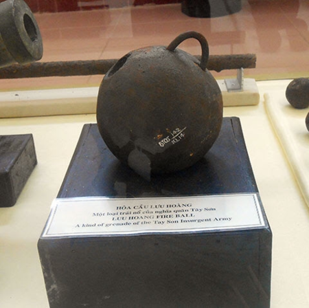  Hỏa Cầu Lưu Hoàng một loại vũ khí của nghĩa quân Tây Sơn khiến cho kẻ thù khiếp sợ.