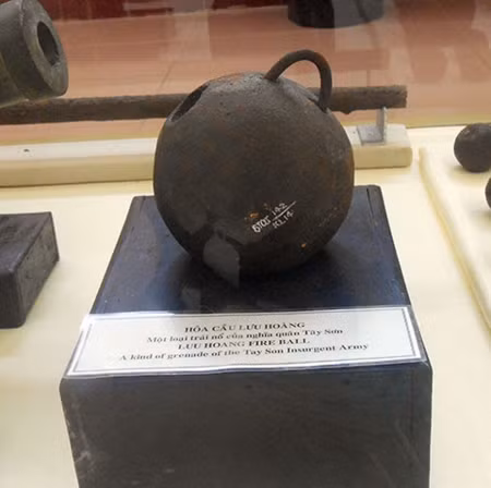  Hỏa Cầu Lưu Hoàng một loại vũ khí của nghĩa quân Tây Sơn khiến cho kẻ thù khiếp sợ.