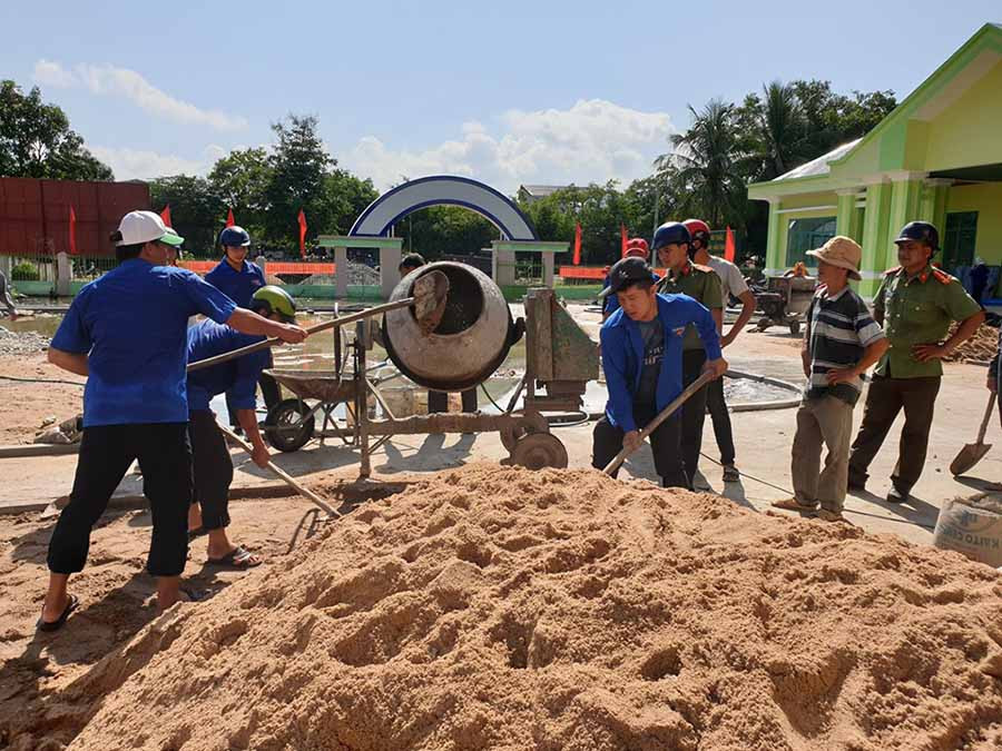  Đoàn viên, thanh niên huyện Krông Pa tham gia xây dựng sân Trường Mẫu giáo xã Chư Gu. Ảnh: Phan Lài