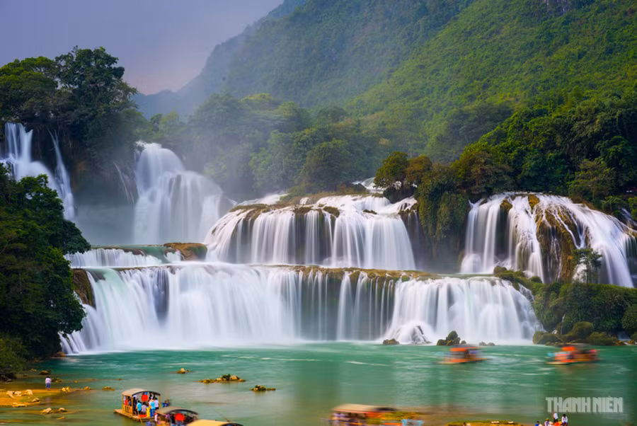  Thung lũng Phong Nậm với thác nước đổ dài như một dải lụa kỳ ảo. Ảnh: Trần Thương. 