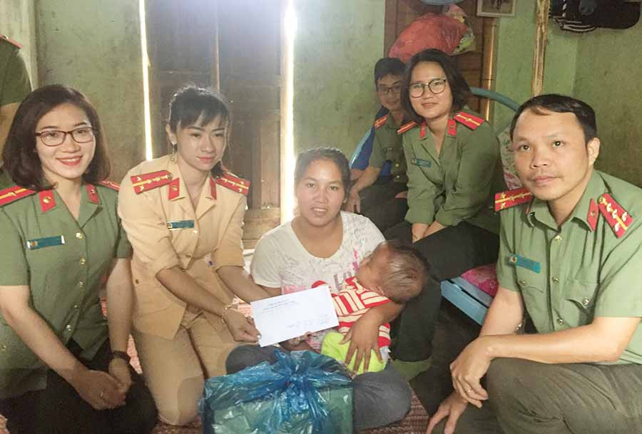 Đại diện Công an huyện Chư Pah trao tiền hỗ trợ cho mẹ con chị Luyên. Ảnh: Lê Hà Đại diện Công an huyện Chư Pah trao tiền hỗ trợ cho mẹ con chị Luyên. Ảnh: Lê Hà