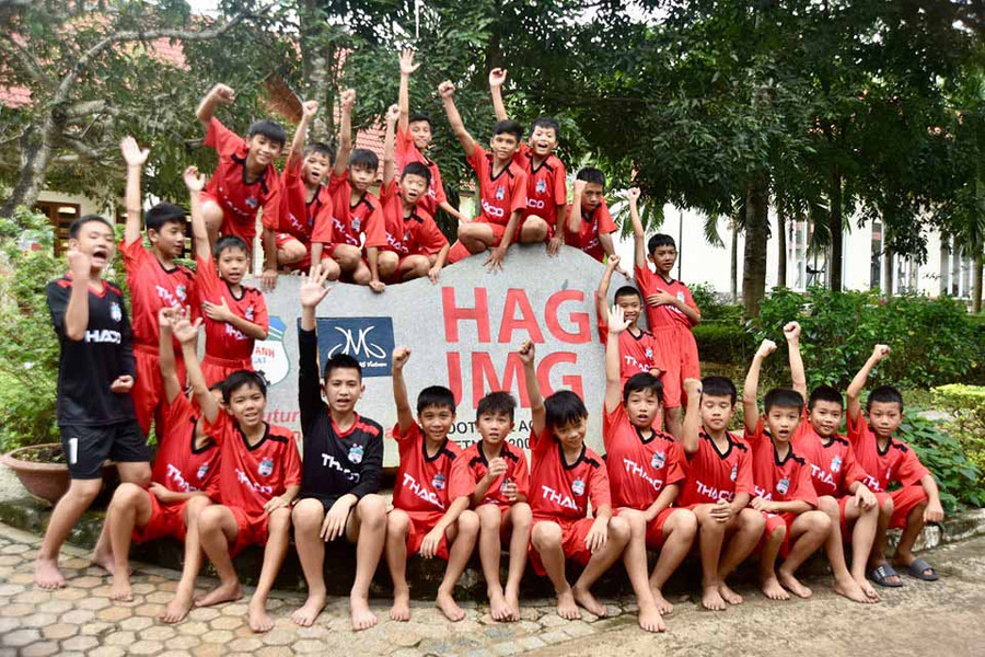 Các học viên khóa 5 chụp hình lưu niệm trong lễ khai giảng. Ảnh: Minh Vỹ