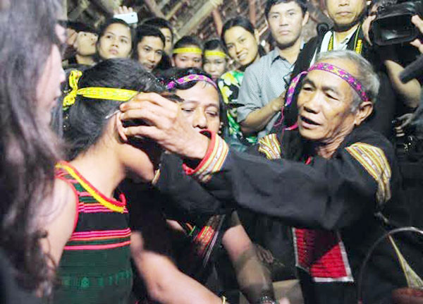 Nhiều nơi, người kết nghĩa được già làng đeo vòng thể hiện sự gắn kết. (Ảnh: San Nguyễn/nguồn Danviet) Nhiều nơi, người kết nghĩa được già làng đeo vòng thể hiện sự gắn kết. (Ảnh: San Nguyễn/nguồn Danviet)