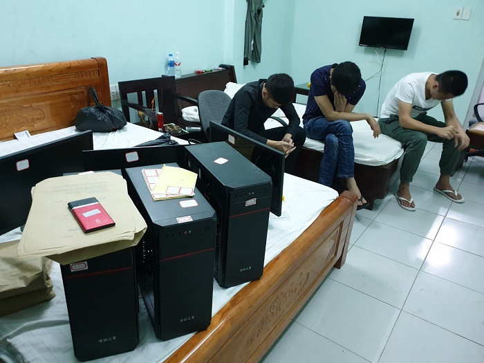 Công an TP Móng Cái vừa bắt giữ 28 người Trung Quốc phạm tội lừa đảo chiếm đoạt tài sản qua mạng tại một nhà nghỉ ở TP Móng Cái (Quảng Ninh).