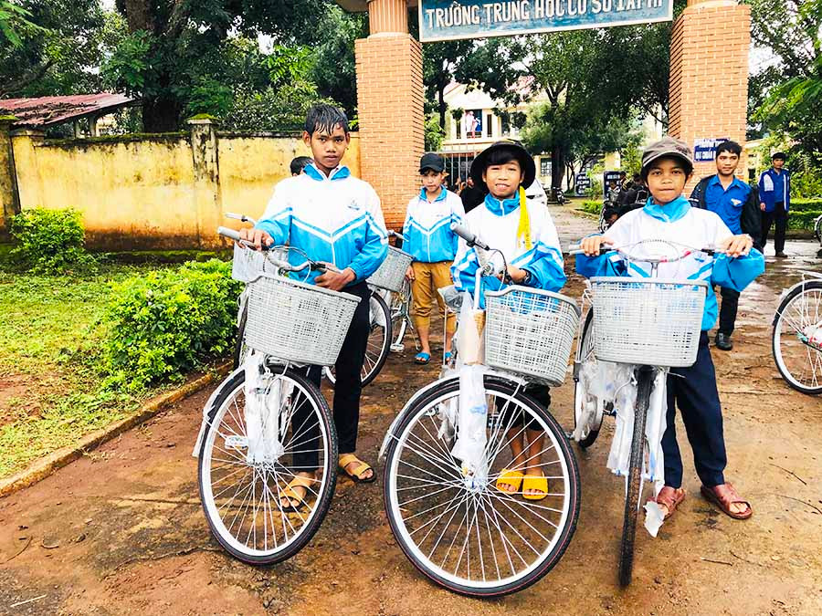 Các em học sinh Trường THCS Ia Phí (huyện Chư Pah) vui mừng khi được tặng xe đạp. Ảnh: P.L