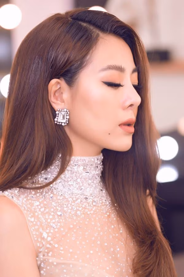  Nam Thư với lay out make up trong suốt gợi cảm