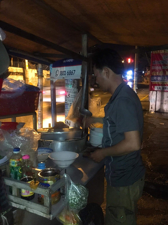  Anh Lập nấu hủ tiếu cho thực khách buổi đêm
