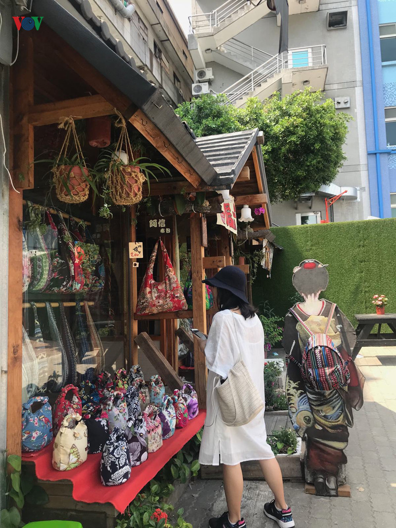 Bạn có thể dành cả ngày lang thang tại mê cung cửa hàng lưu niệm. Bạn có thể dành cả ngày lang thang tại mê cung cửa hàng lưu niệm.