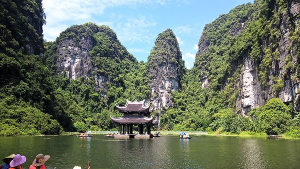 Nhà thủy đình nổi bật trong phong cảnh hoang sơ là những ngọn núi đá vôi từ nghìn năm đến nay hầu như không thay đổi.