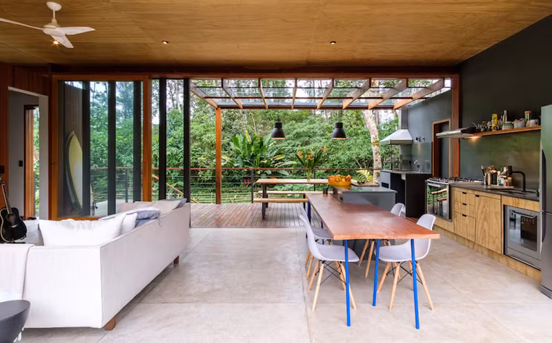  Tủ bếp không quá cầu kỳ về màu sắc mà chỉ giản dị với màu vân gỗ chủ đạo.