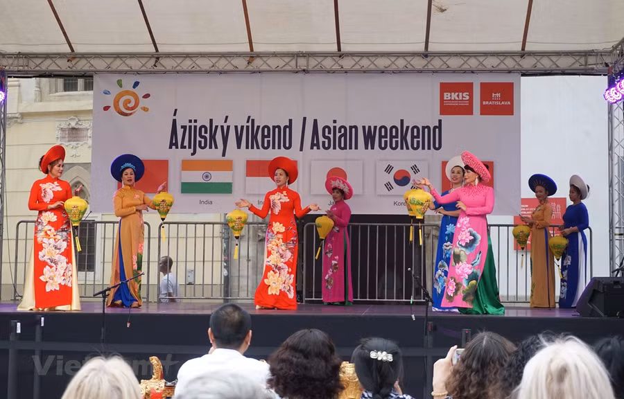 Màn trình diễn trang phục áo dài Việt Nam.( Ảnh: Hồng Kỳ/Vietnam+)