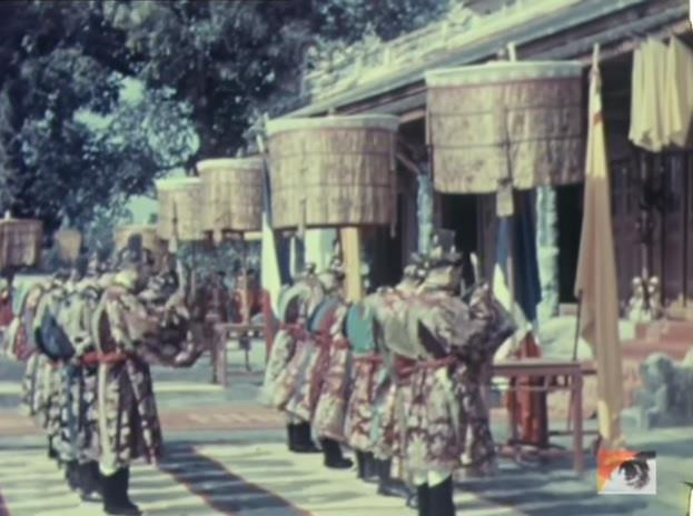 Nghi lễ quốc khánh bắt đầu được tổ chức từ thời vua Khải Định, năm 1918. Ảnh chụp từ phim tài liệu của Henri Richard. Nghi lễ quốc khánh bắt đầu được tổ chức từ thời vua Khải Định, năm 1918. Ảnh chụp từ phim tài liệu của Henri Richard.