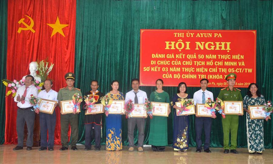 Trao giấy khen của Chủ tịch UBND thị xã Ayun Pa cho 10 tập thể và 21 cá nhân có thành tích trong thực hiện Chỉ thị 05 của Bộ Chính trị. Ảnh: Đức Phương