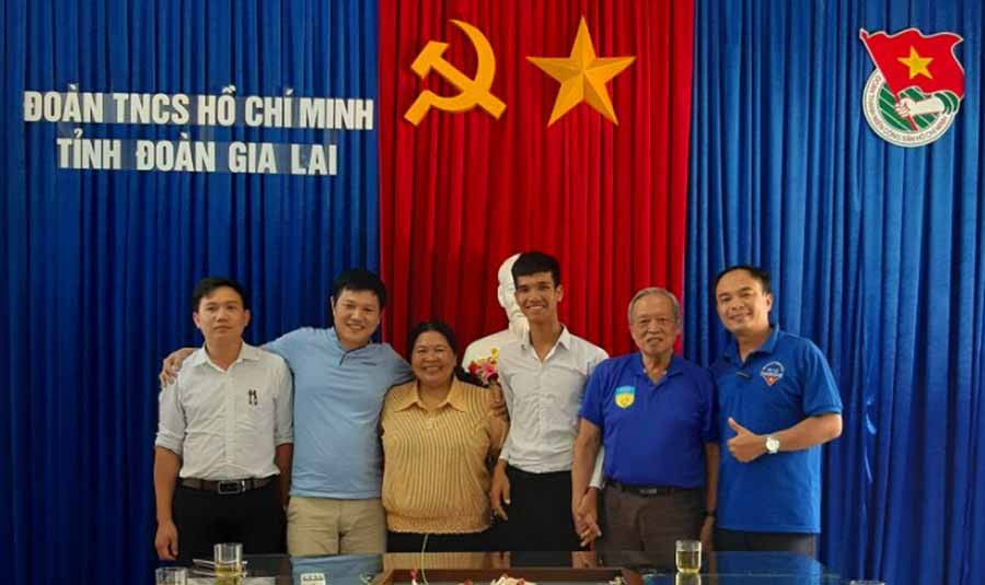  Tiến sĩ Kiều Tuân (thứ 2 từ phải qua) và em Đinh Sinh Viên (thứ 3 từ phải qua) chụp hình lưu niệm với cán bộ Tỉnh Đoàn nhân dịp gặp lại sau 18 năm. Ảnh: T.B