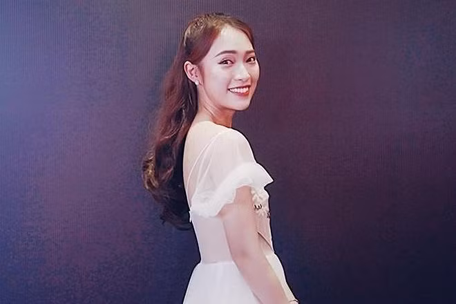 Trần Khánh Vy (sinh năm 1998) bất ngờ nổi tiếng trên mạng xã hội vào tháng 2/2016 khi cô còn học cấp 3 với clip 