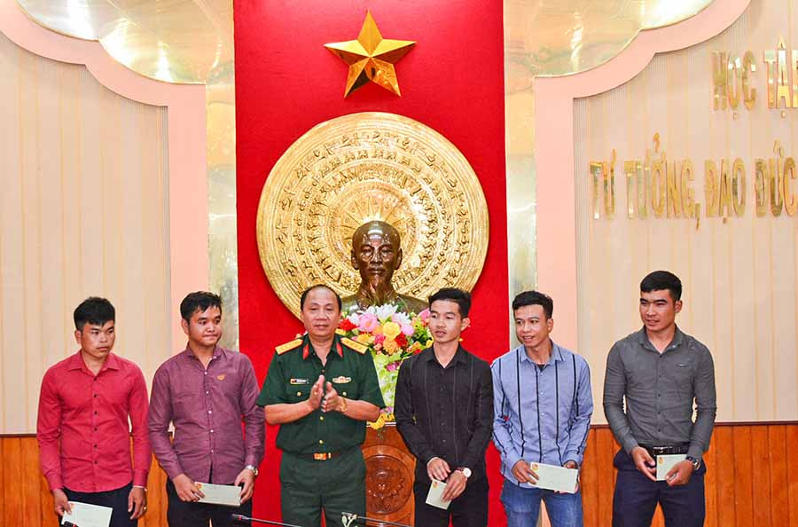 Đại tá Lê Xuân Phương, Phó tư lệnh-Tham mưu trưởng Binh đoàn 15 tặng quà cho 5 sinh viên Lào. Ảnh: Sơn Tùng