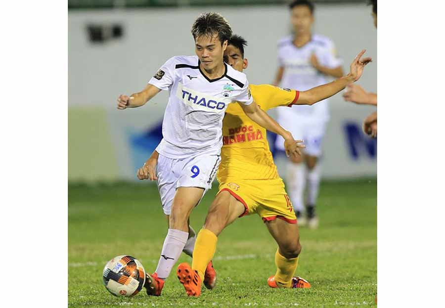 Tiền đạo Văn Toàn (áo trắng) của HAGL trong trận gặp Dược Nam Hà Nam Định ở lượt đi mùa giải năm nay. Ảnh: H.T