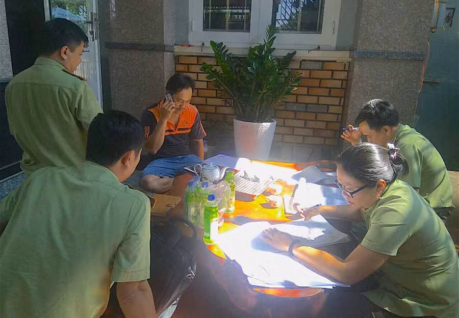 Lực lượng chức năng lập biên bản về hành vi gian lận thương mại. Ảnh Hồng Thi