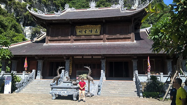 Giặc Pháp đã đốt phá hành cung Vũ Lâm và nơi này được xây dựng lại trên nền đất cũ