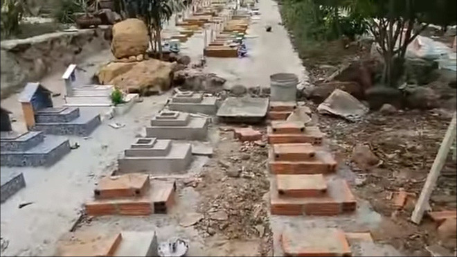  Cả những ngôi mộ đang xây dở